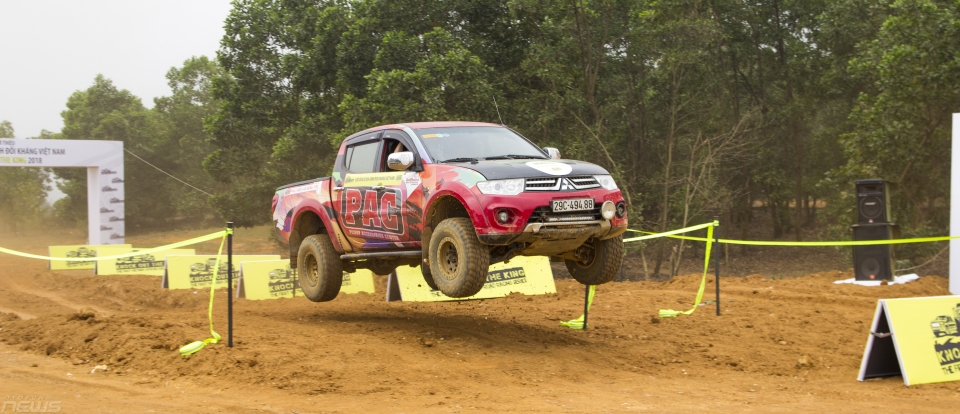 duong dua knock out the king thu thach ki nang lai xe offroad toc do cao