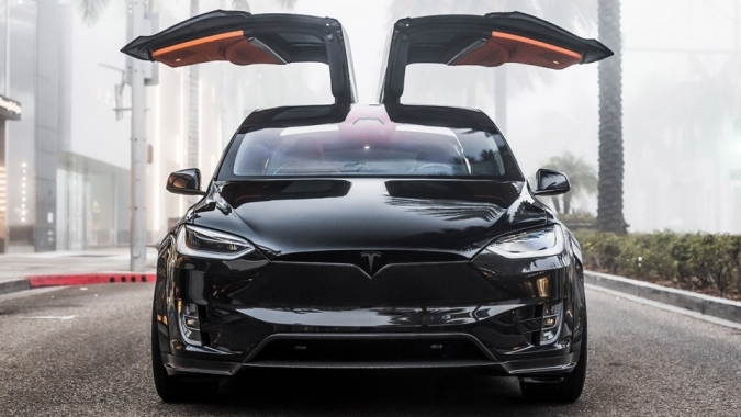 SUV chạy điện Tesla Model X hai màu cam - đen ấn tượng của T-Sportline
