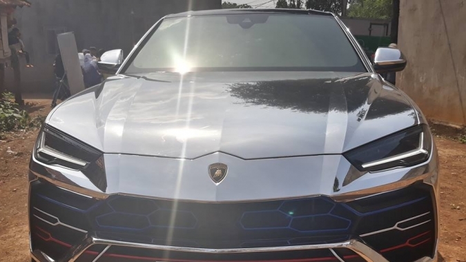 SUV Lamborghini Urus của Minh "nhựa" bọc chrome xuất hiện ở Tây Nguyên