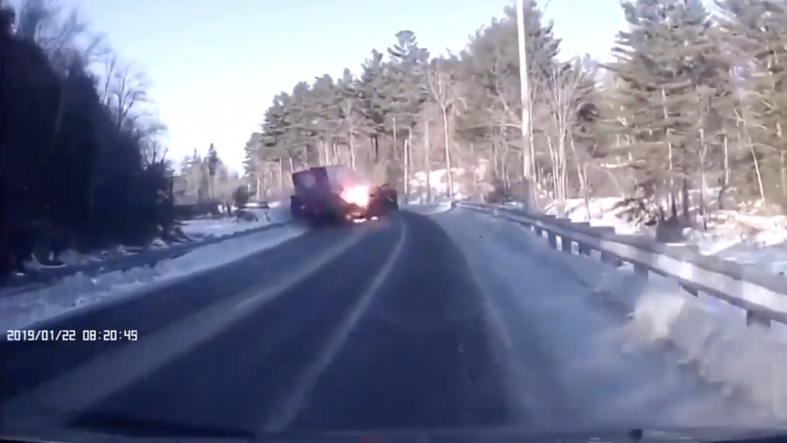 Tài xế 18 tuổi thoát chết thần kì trong tai nạn kinh hoàng với xe đầu kéo