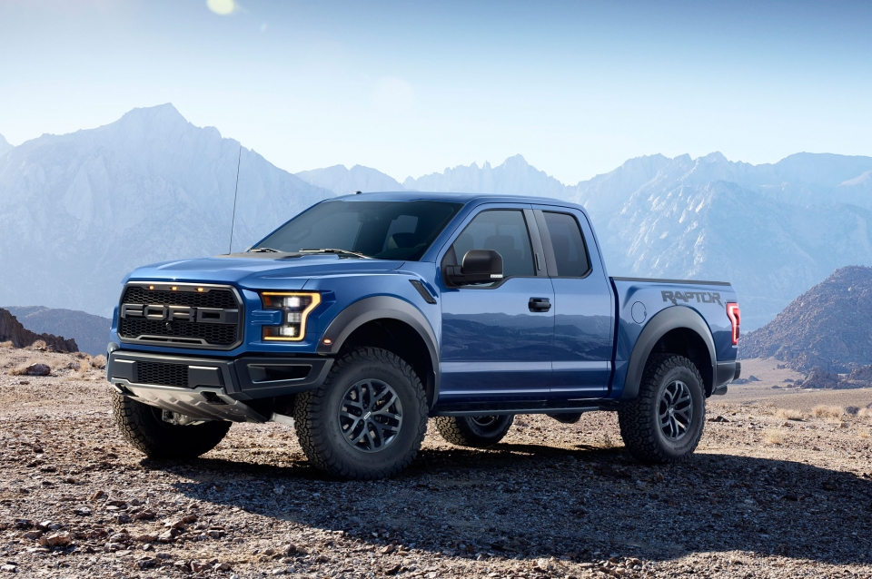 Xem Ford F-150 Raptor 2017 đánh bại "tiền bối" F-150 Raptor 2014