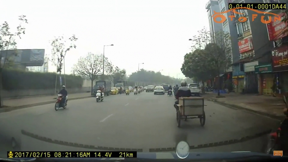 Gờ "lạ" gây sốc cho phương tiện giao thông trên đường Đỗ Đức Dục