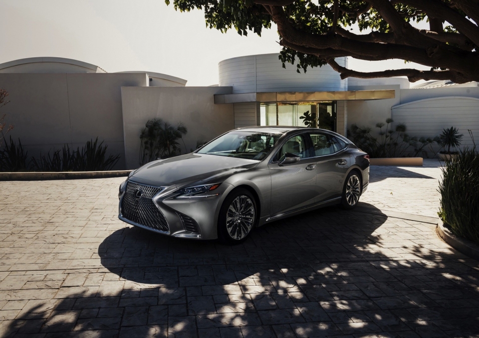 lexus ls 500h 2018 co the dat 140 kmgio o che do chay dien