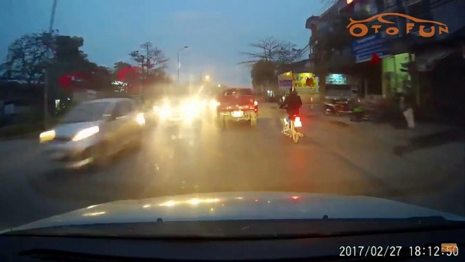 Sang đường đột ngột, hai người đi xe máy gây tai nạn