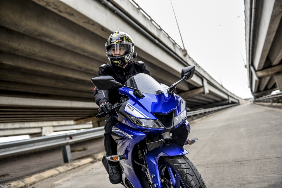 yamaha yzf r15 v3 2018 xe the thao 150cc hoi tu nhieu cong nghe dang gia