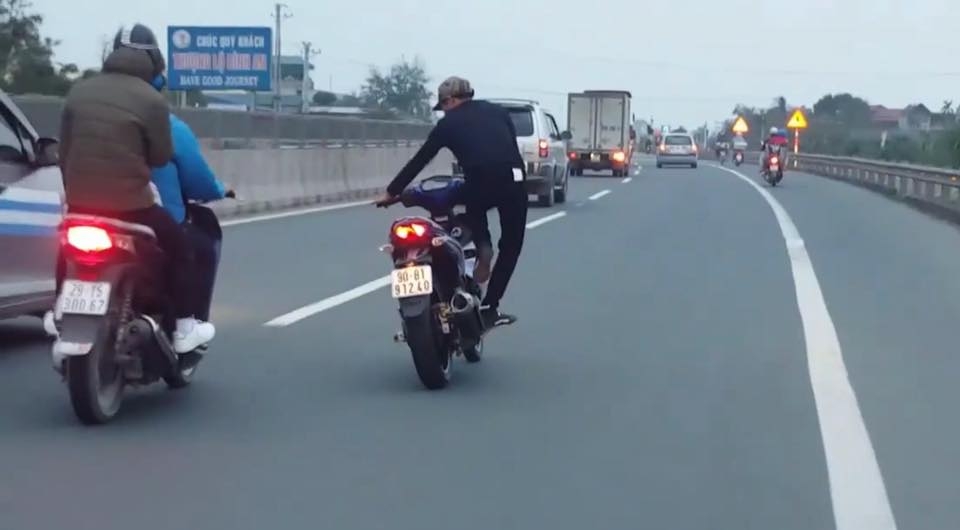 nam thanh nien buong 2 tay lang lach tren quoc lo 1a gay bat binh du luan