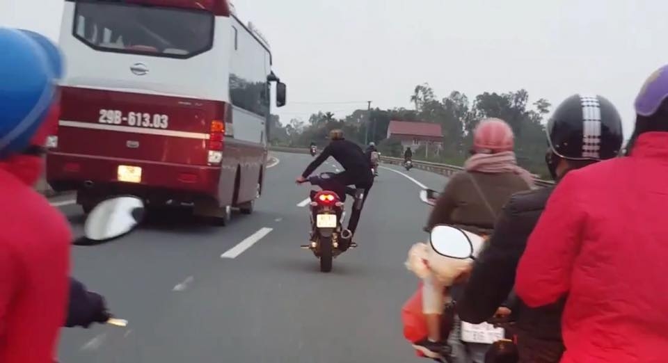 nam thanh nien buong 2 tay lang lach tren quoc lo 1a gay bat binh du luan