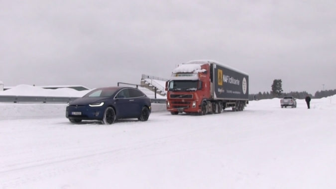 Xem Tesla Model X kéo xe tải Volvo 43 tấn băng băng trên tuyết