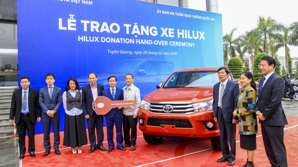 Toyota Việt Nam tặng bán tải Hilux cho Ban ATGT tỉnh Tuyên Quang