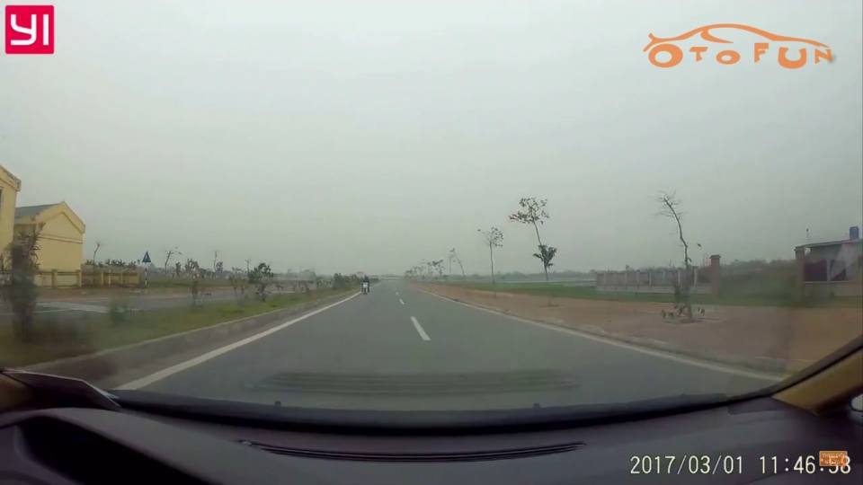 Thái Bình: Xe máy liều lĩnh "kẹp" ba chạy tốc độ cao ngược chiều