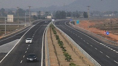 Chính phủ đốc thúc 3 Bộ thi công thí điểm một km đường nhằm đánh giá chi phí