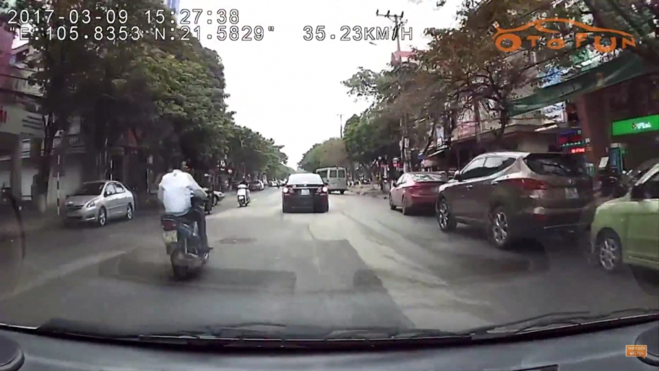 Không làm chủ tốc độ, nam thanh niên đối đầu trực diện ô tô