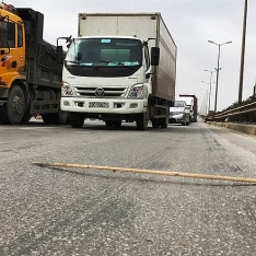 Mặt cầu Thanh Trì lại xuất hiện hằn lún, khe con giãn bong tróc nặng