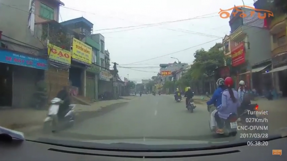 Lái xe bằng một tay, cô gái "bó tay" trước tình huống bất ngờ