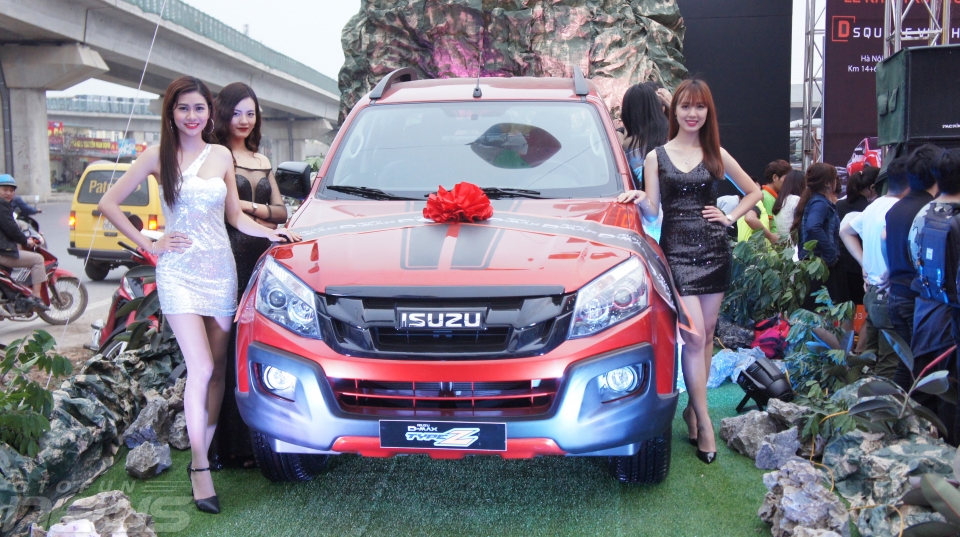 isuzu viet nam khai truong dai ly d square thu hai tai ha noi