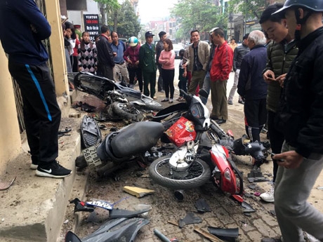 tai xe oto mat lai tong hang loat xe may tren via he