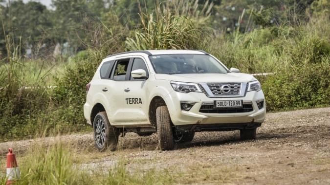 Xem Nissan Terra khoe khả năng off-road ở Hà Nội