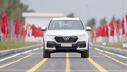 Cận cảnh màn chạy thử hiếm có của xe VinFast Lux SA đầu tiên