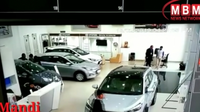 Khách hàng lái xe Hyundai vô tình đâm vỡ kính đại lý