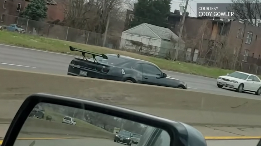 Chevrolet Camaro vỡ tan khi đi ngược chiều trên cao tốc