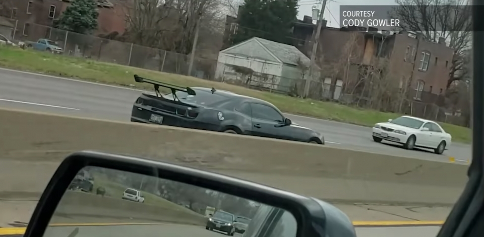 chevrolet camaro vo tan khi di nguoc chieu tren cao toc my