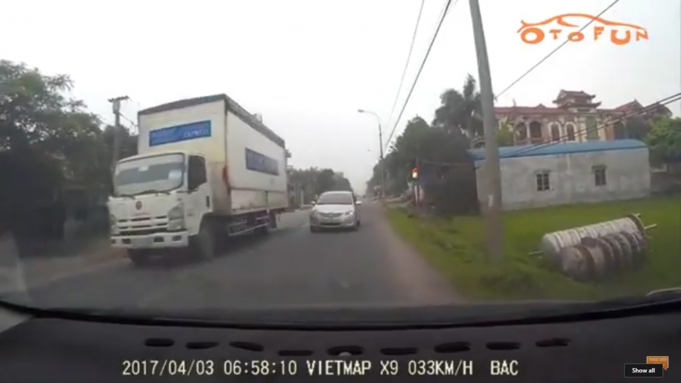 Xe con liều lĩnh vượt "bám đuôi" xe khách