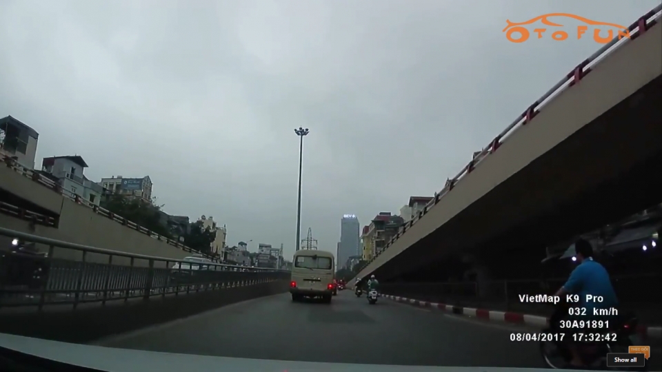 Xe buýt dừng trả khách bừa bãi gây nguy hiểm