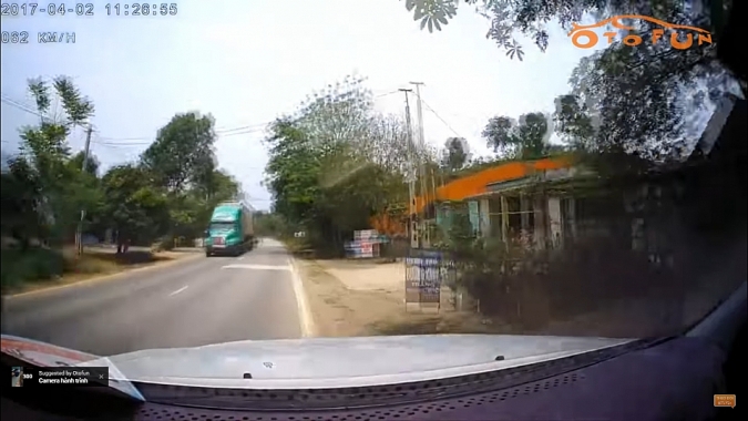 Bất chấp góc khuất, tài xế liều lĩnh vượt xe