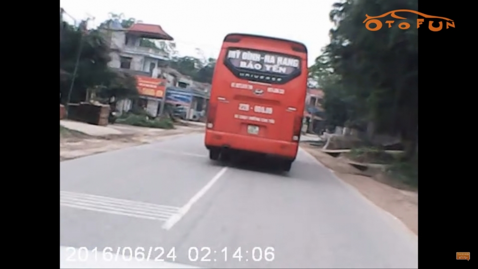 Tránh khói đốt rác ven đường, xe máy va quệt với ô tô