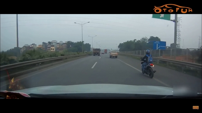 Hàng loạt xe máy đi vào đường cao tốc Hà Nội - Thái Nguyên