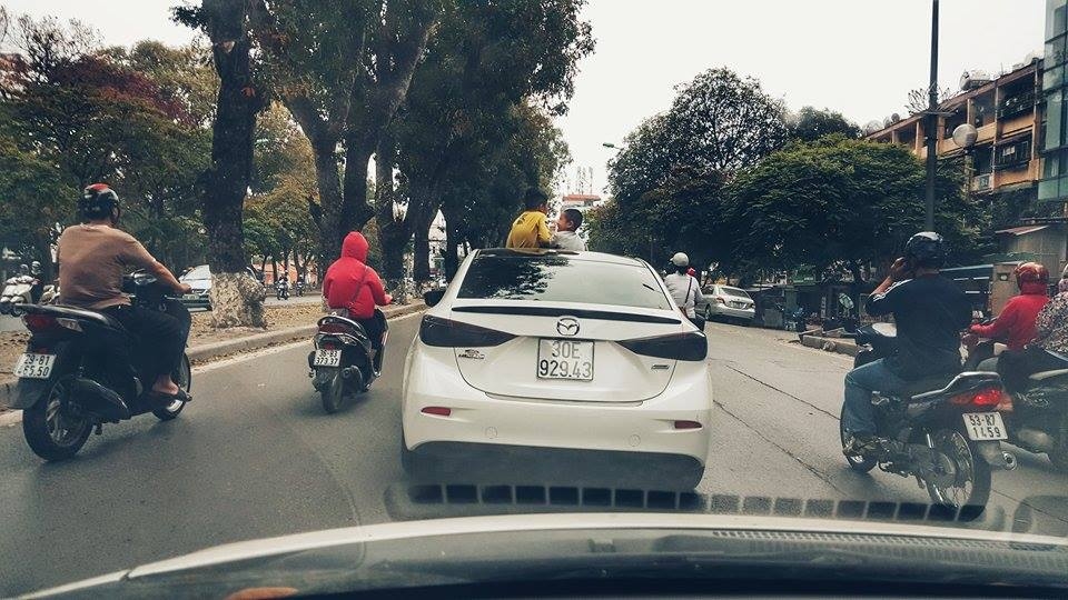 Tiềm ẩn nguy hiểm khi cho trẻ em ngồi trên cửa sổ trời tiem an nguy hiem khi cho tre em ngoi tren cua so troi 10103