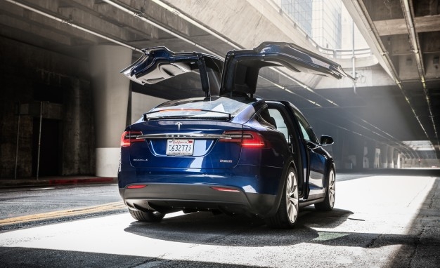 tesla trieu hoi 53000 xe do loi phanh tay dien tu
