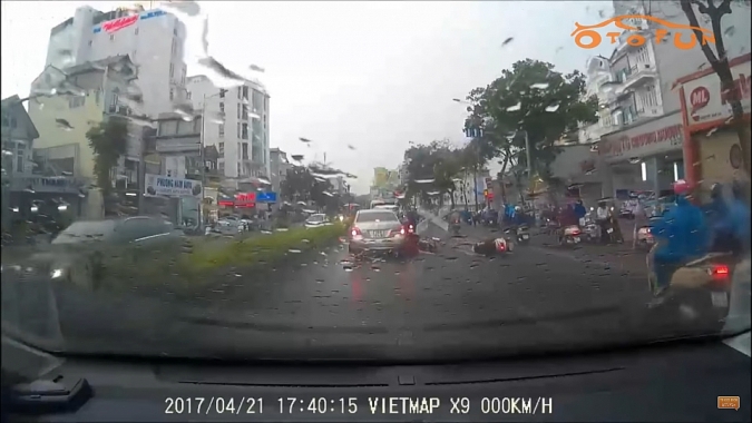 Đường trơn do mưa, hai xe máy va chạm trên đường Nguyễn Văn Cừ