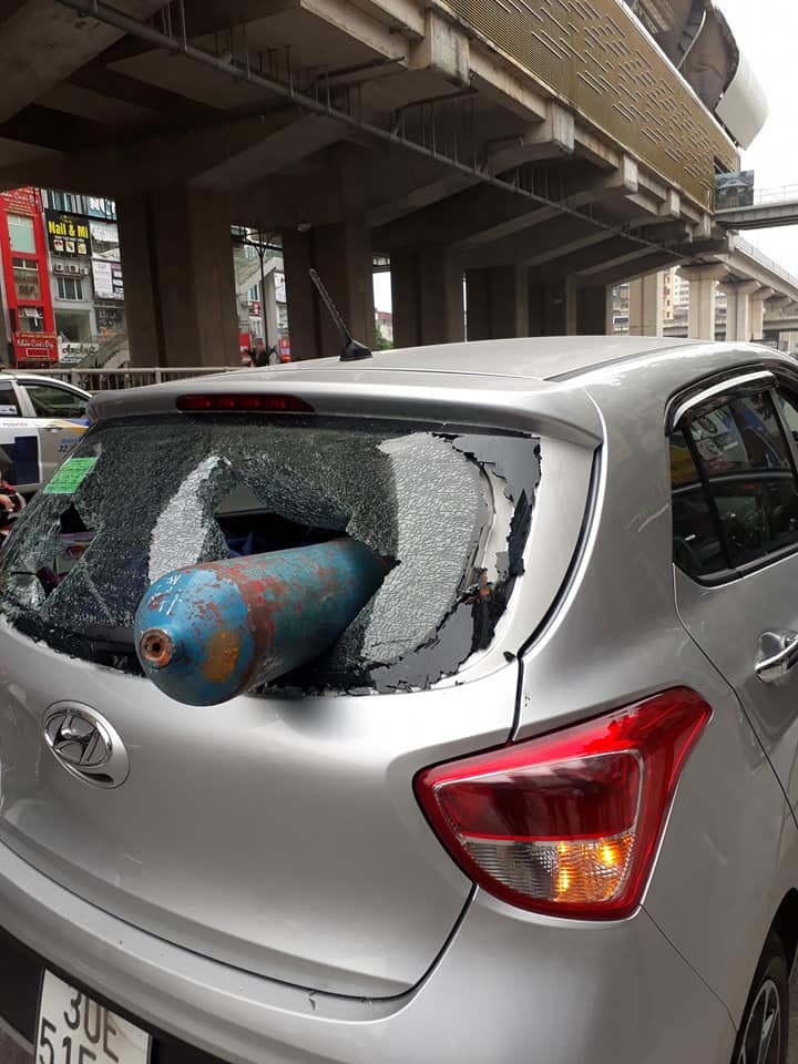 Bình khí nén 'bắn' xuyên kính hậu Hyundai i10 dang di chuyen o to bat ngo bi vat the la xuyen thung kinh sau