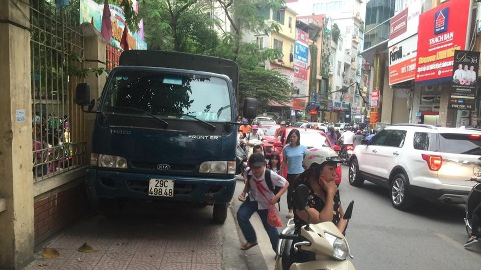 Hà Nội: Xe tải đỗ sai luật, dồn trẻ em đi dưới lòng đường An Trạch
