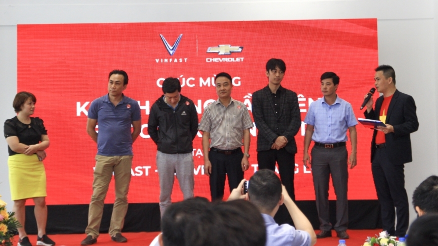 Hàng trăm khách hàng Việt đặt cọc mua xe VinFast