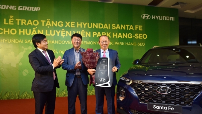 Hyundai Thành Công tặng Santa Fe 2019 cho HLV Park Hang-Seo