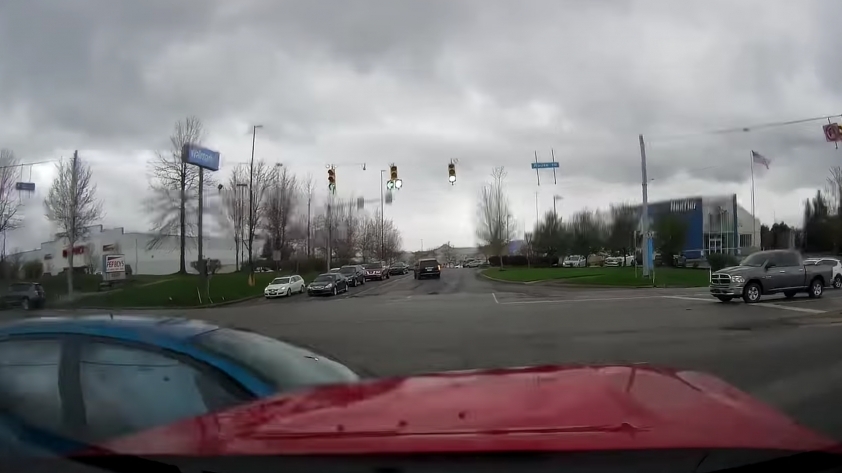Vượt đèn đỏ Ford Fiesta đâm thẳng vào xe bán tải