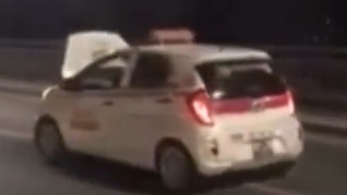 Phạt gần 3 triệu đồng tài xế taxi bung nắp capo vẫn "đánh võng" trên cầu Nhật Tân