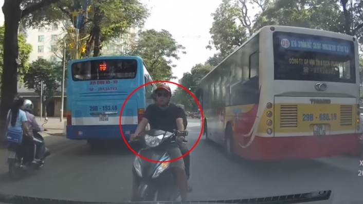 Hà Nội: Xe máy hồn nhiên đi ngược chiều trên phố Ngô Quyền