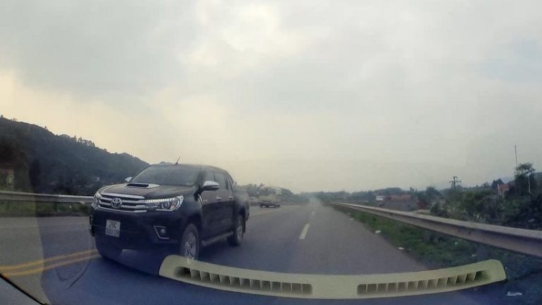 Xe bán tải vượt ẩu trên cao tốc Hà Nội - Lào Cai