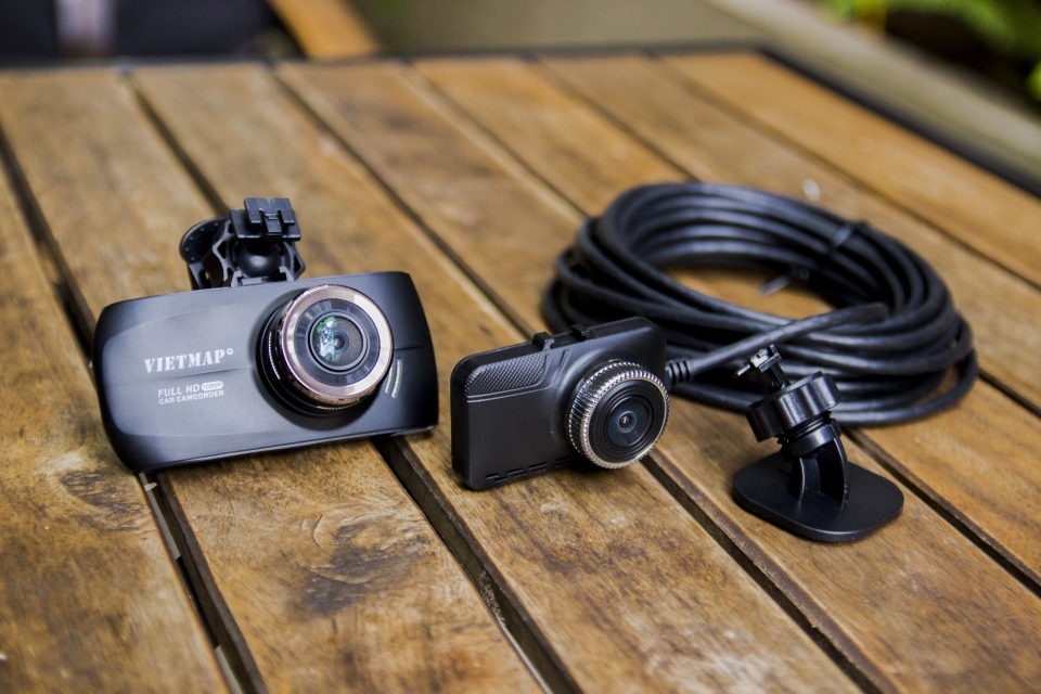 Máy quay hành trình ô tô VietMap K12: ghi hình Full HD đồng thời trước sau, chưa có WiFi may quay hanh trinh o to vietmap k12 ghi hinh full hd dong thoi truoc sau chua co wifi