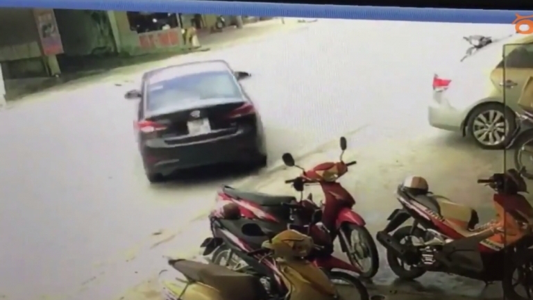 Nam Định: Quay đầu xe không quan sát, ô tô va chạm với xe máy