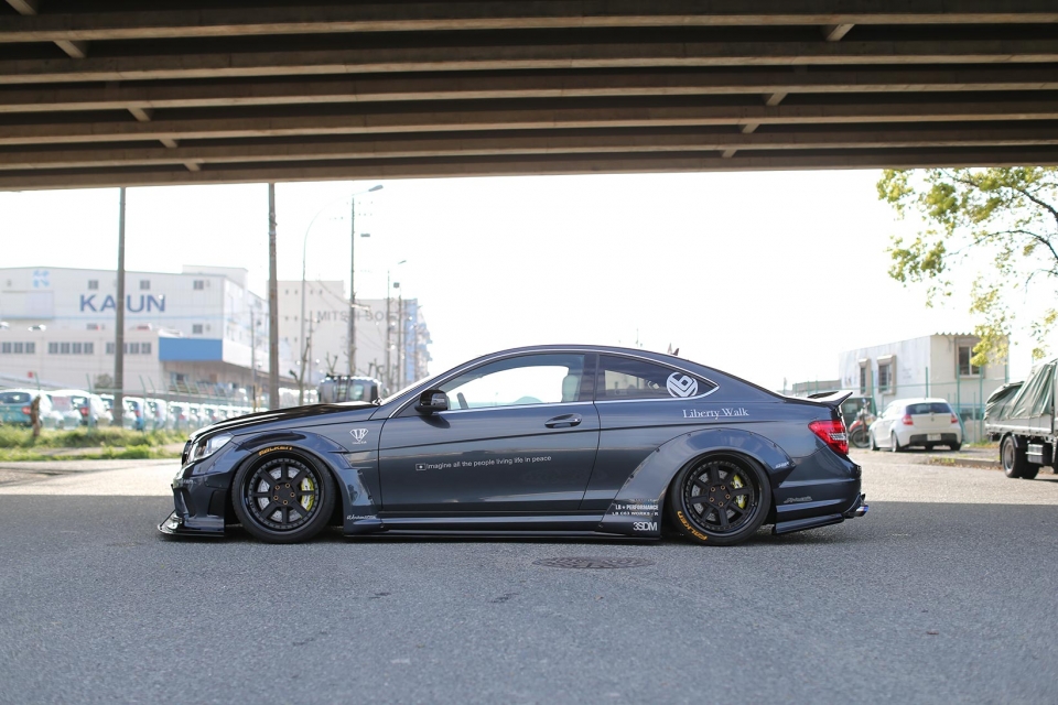 liberty walk gioi thieu goi do than rong cho mercedes benz c63 amg
