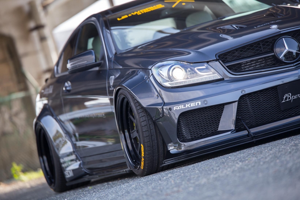 liberty walk gioi thieu goi do than rong cho mercedes benz c63 amg