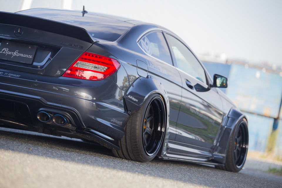 liberty walk gioi thieu goi do than rong cho mercedes benz c63 amg