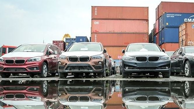 118 container chứa xe BMW vô thừa nhận ở cảng hơn một năm