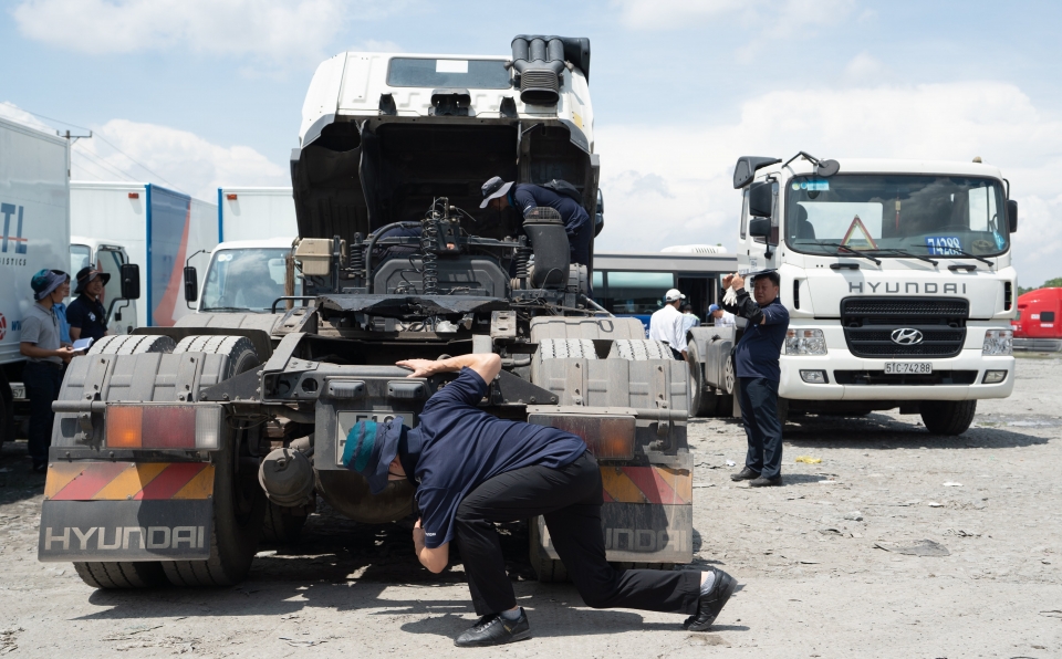 Kỹ sư Hyundai tới doanh nghiệp, kiểm tra xe tải, xe khách miễn phí hyundai thanh cong to chuc cham soc xe tai xe khach mien phi