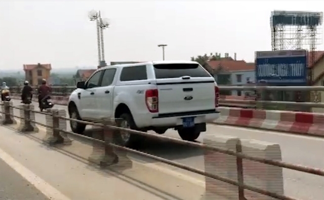 xe bien xanh ngang nhien di sai lan tren cau thanh tri