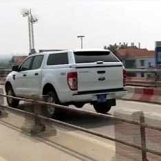 Xe biển xanh ngang nhiên đi sai làn trên cầu Thanh Trì